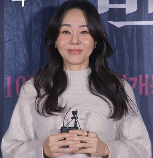 김윤진