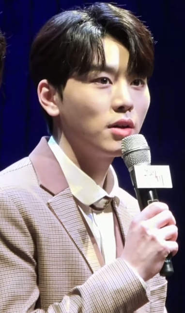 김우석