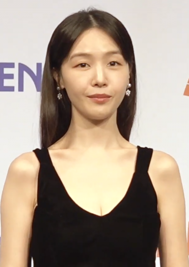 민아